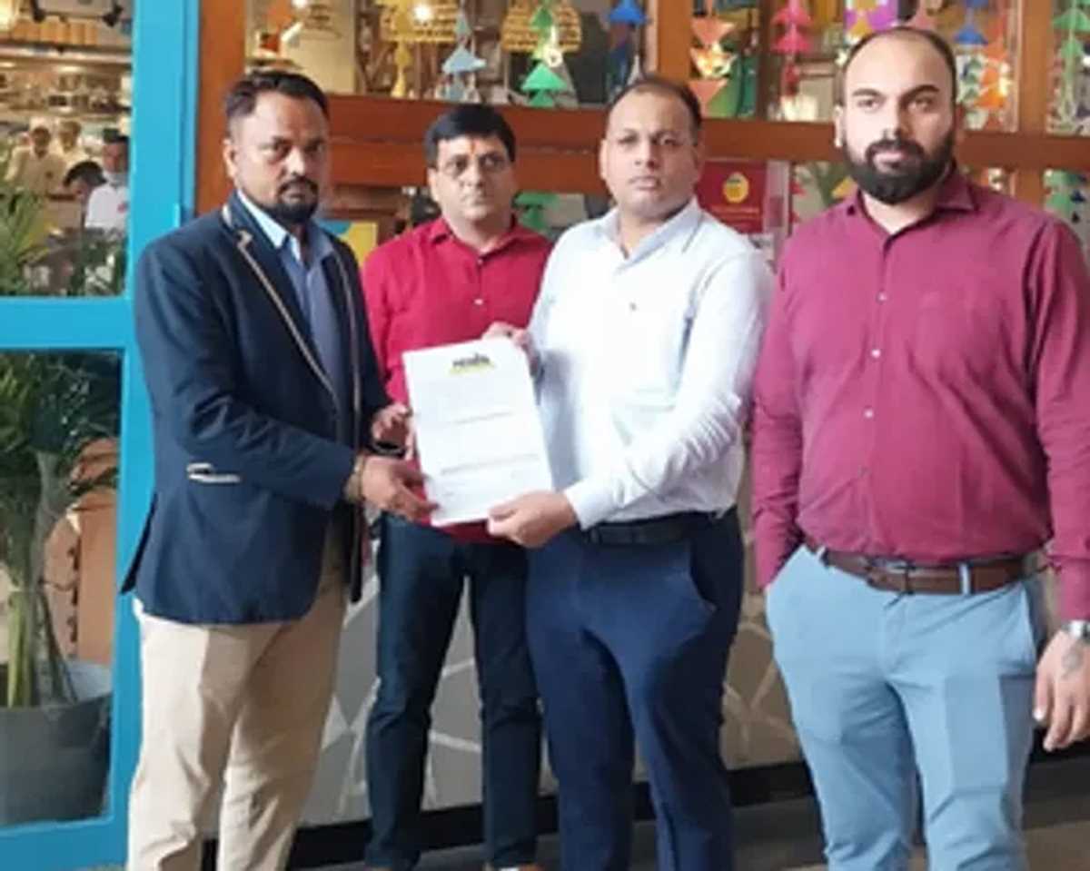 नोएडा प्राधिकरण की कार्रवाई, तीन बड़े रेस्टोरेंट और संस्थानों पर सात लाख का जुर्माना नोएडा प्राधिकरण की कार्रवाई, तीन बड़े रेस्टोरेंट और संस्थानों पर सात लाख का जुर्माना